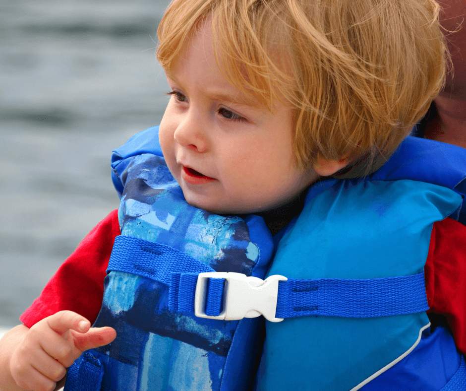 enfant avec un gilet de sauvetage