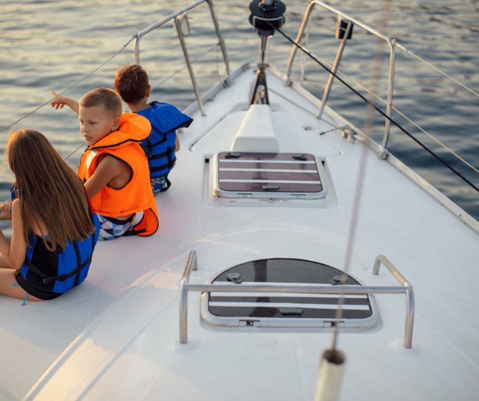 enfants avec des gilets de sauvetage